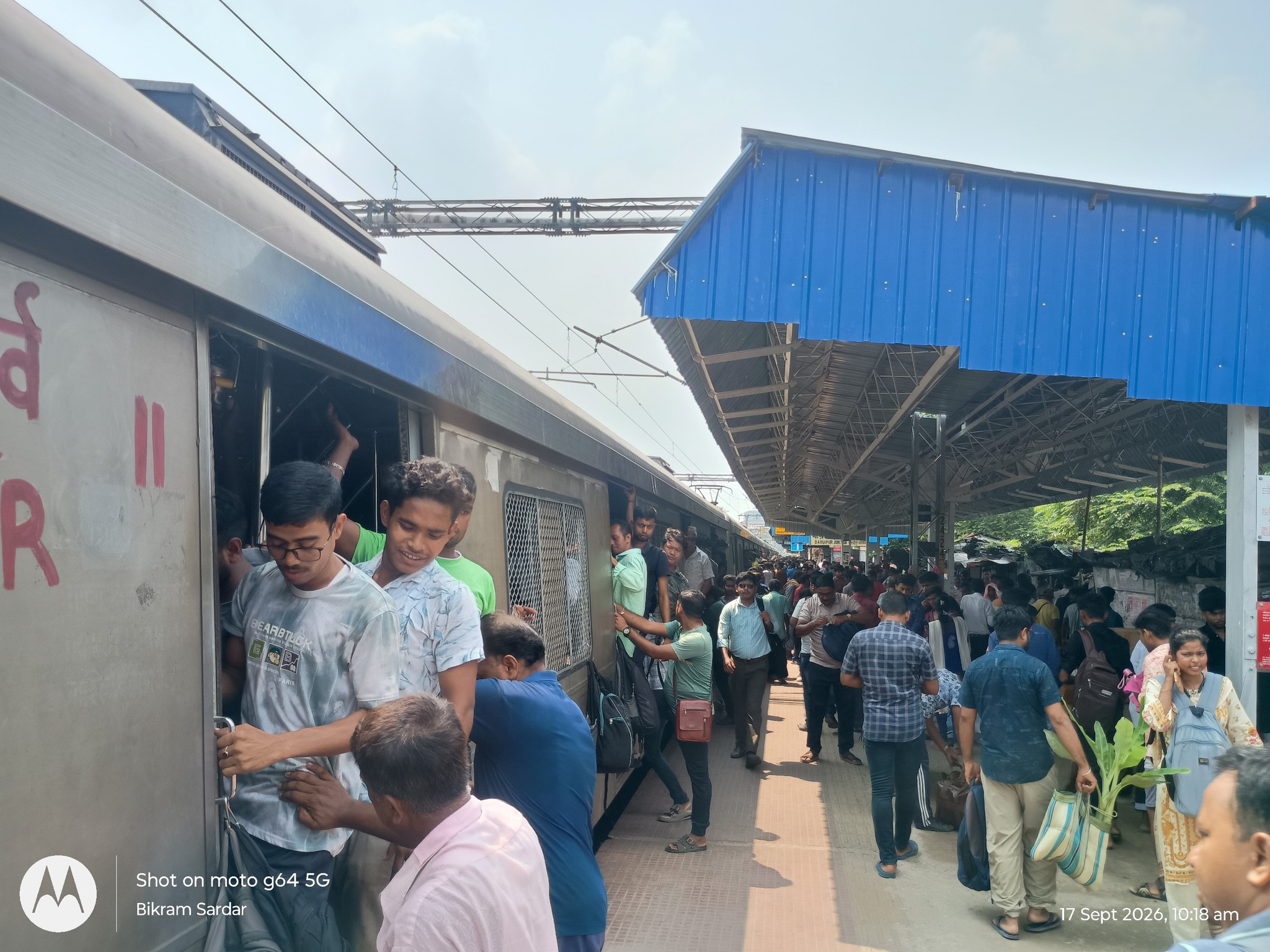 নামখানা লোকালে নিত্যযাত্রীদের দুর্ভোগ চরমে, ঝুঁকি নিয়ে য... - ছবি 5