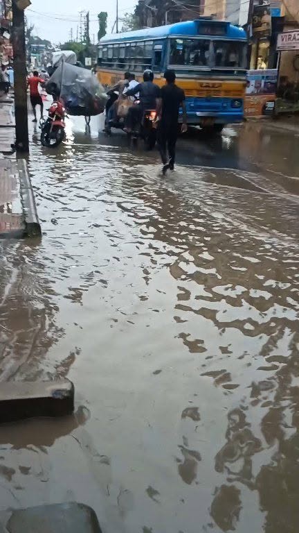 বঙ্গোপসাগরে নিম্নচাপের জেরে বারুইপুর মহকুমা জুড়ে দফায় দ... - ছবি 5