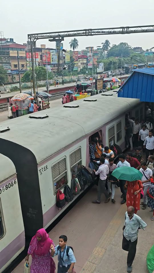নামখানা লোকালে নিত্যযাত্রীদের দুর্ভোগ চরমে, ঝুঁকি নিয়ে য... - ছবি 14