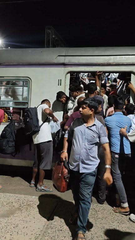 নামখানা লোকালে নিত্যযাত্রীদের দুর্ভোগ চরমে, ঝুঁকি নিয়ে য... - ছবি 8