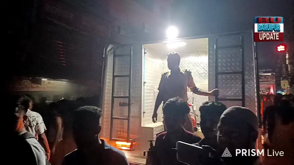বারুইপুর কাছারি বাজারে ট্রান্সফরমারে বিস্ফোরণ ও তীব্র আতঙ... - ছবি 4