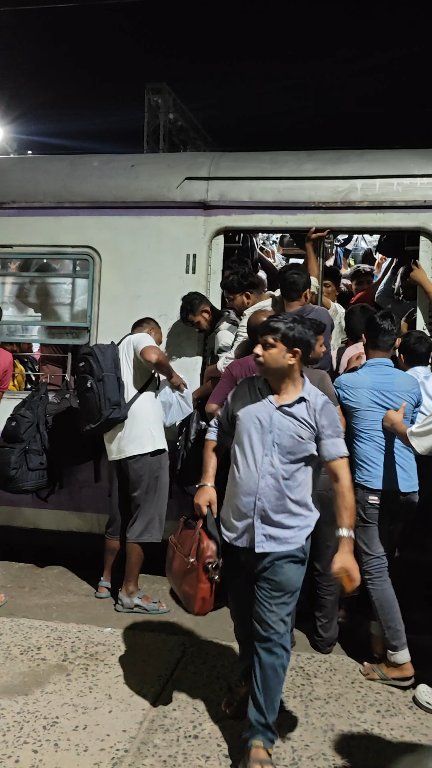 নামখানা লোকালে নিত্যযাত্রীদের দুর্ভোগ চরমে, ঝুঁকি নিয়ে য... - ছবি 6