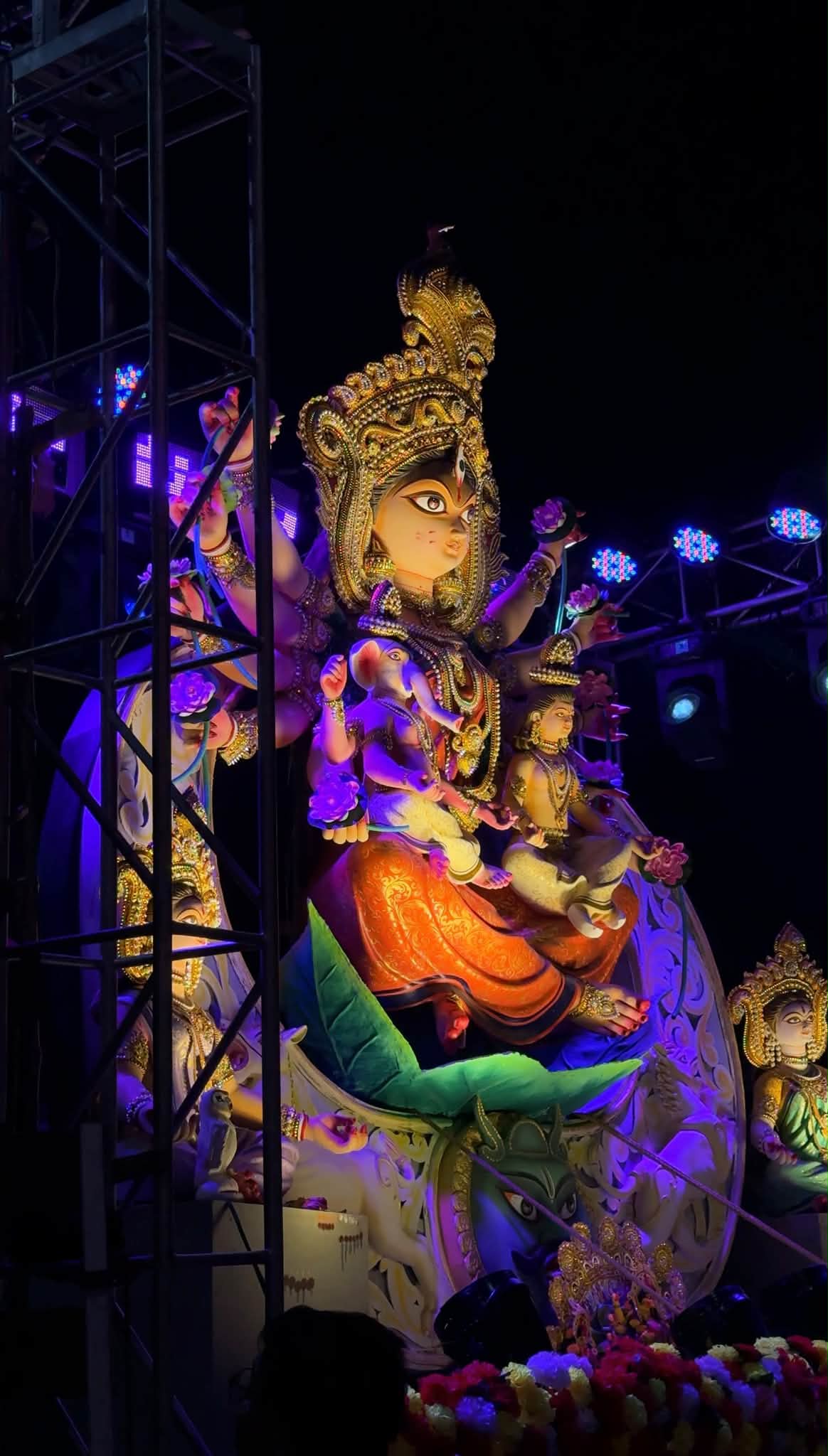 বারুইপুর ভট্টাচার্য পাড়ায় শতাব্দীপ্রাচীন দুর্গাপ্রতিমার ন... - ছবি 3