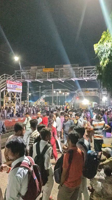 পুজোর মুখে শিয়ালদহ দক্ষিণ শাখায় উপচে পড়া ভিড়: চতুর্থী... - ছবি 2