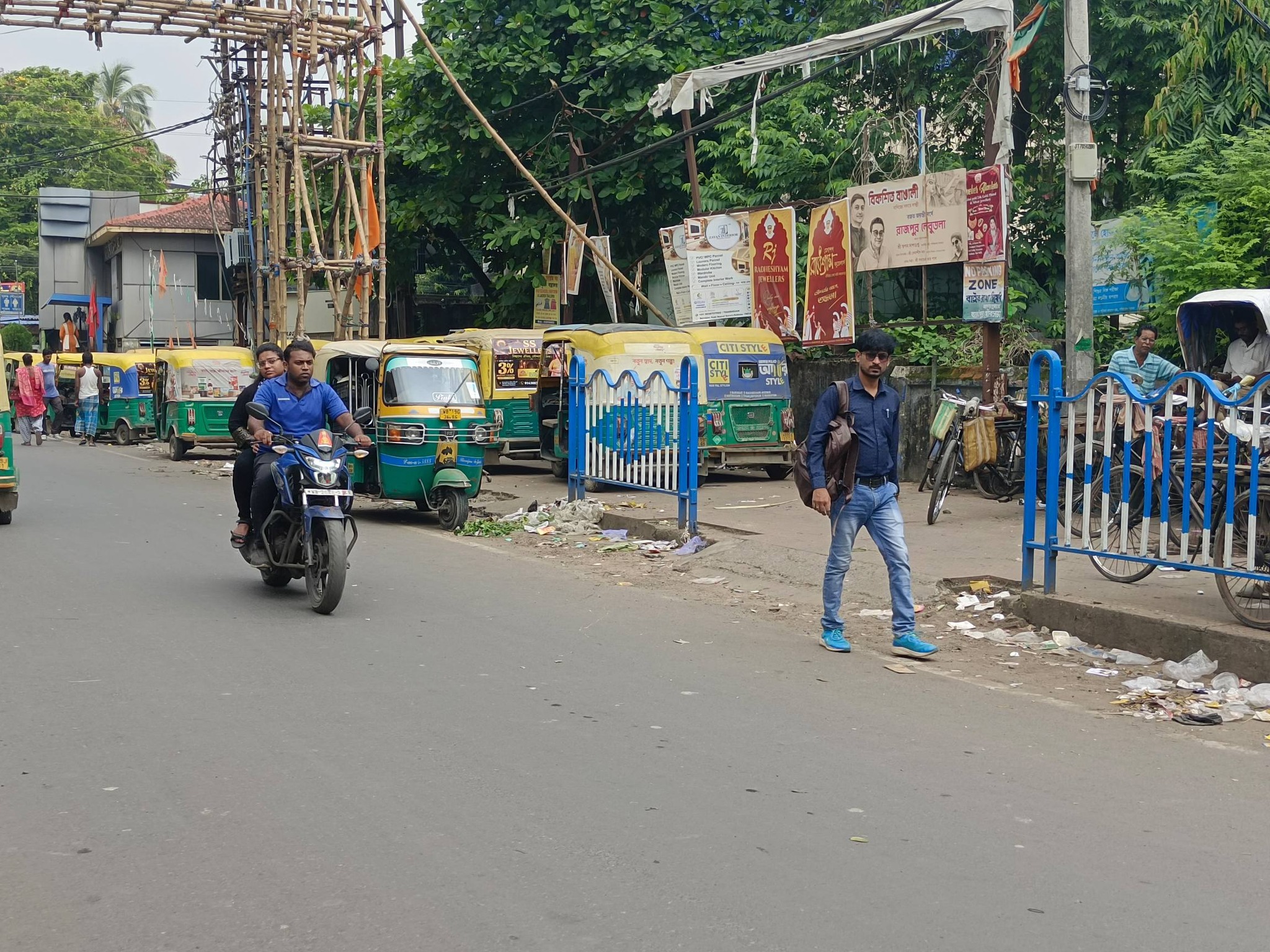 ফুটপাত দখল করে বেআইনি অটো পার্কিং: বারুইপুর কাছারি বাজারে... - ছবি 2