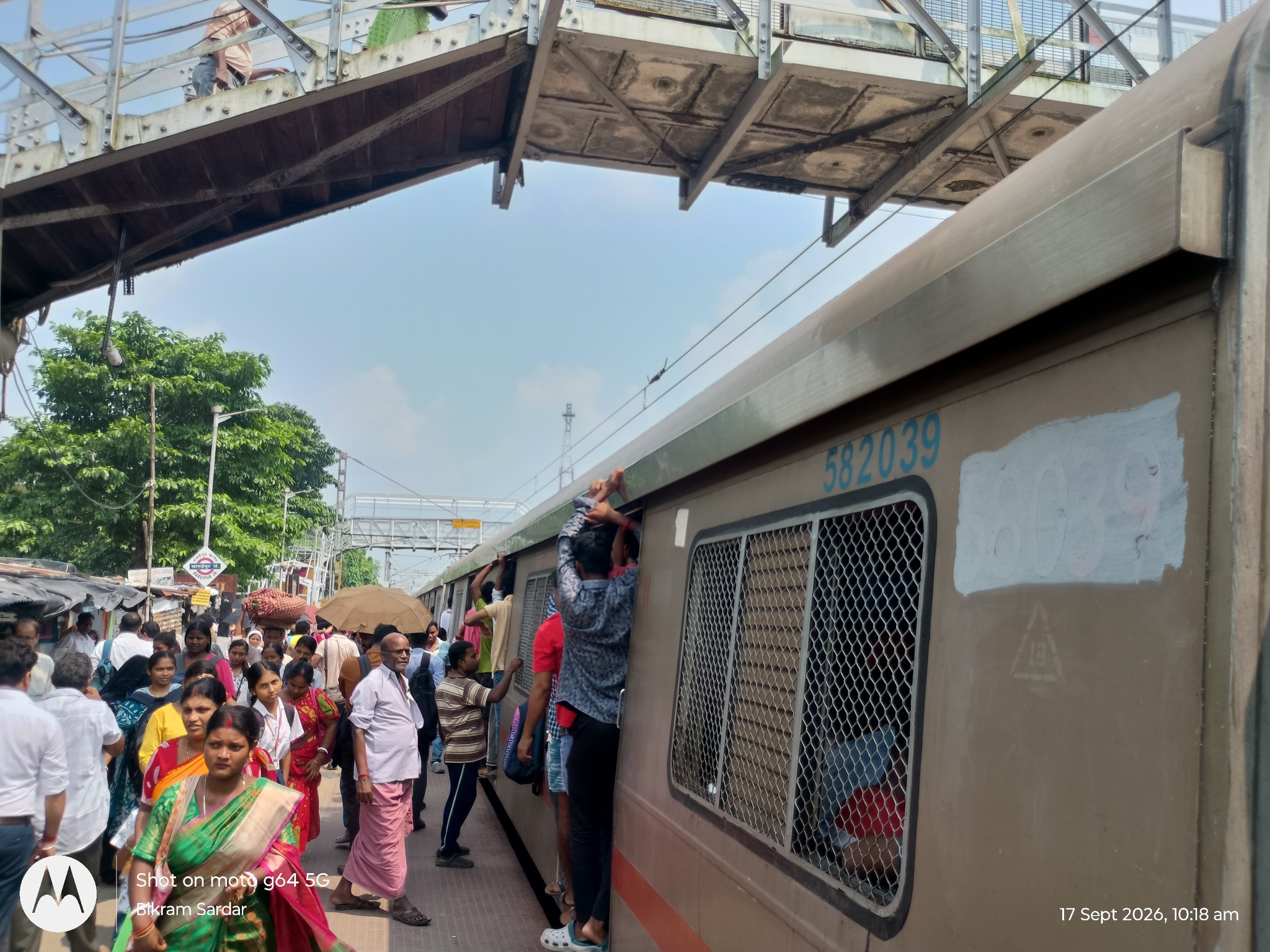 নামখানা লোকালে নিত্যযাত্রীদের দুর্ভোগ চরমে, ঝুঁকি নিয়ে য... - ছবি 3