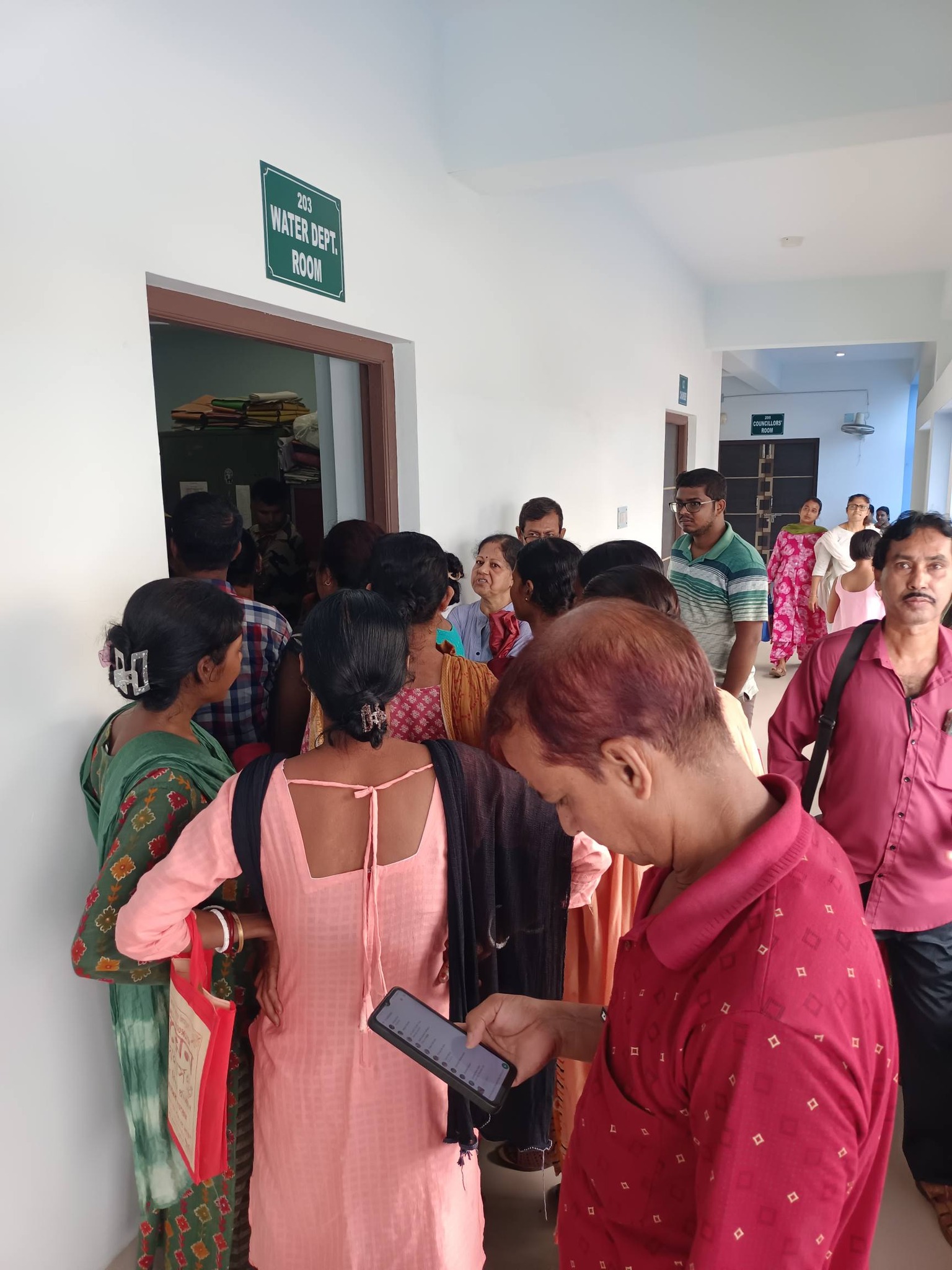 টাকা ঢুকছে না মাসের পর মাস! বারুইপুর পুরসভায় ক্ষোভে ফেটে... - ছবি 2