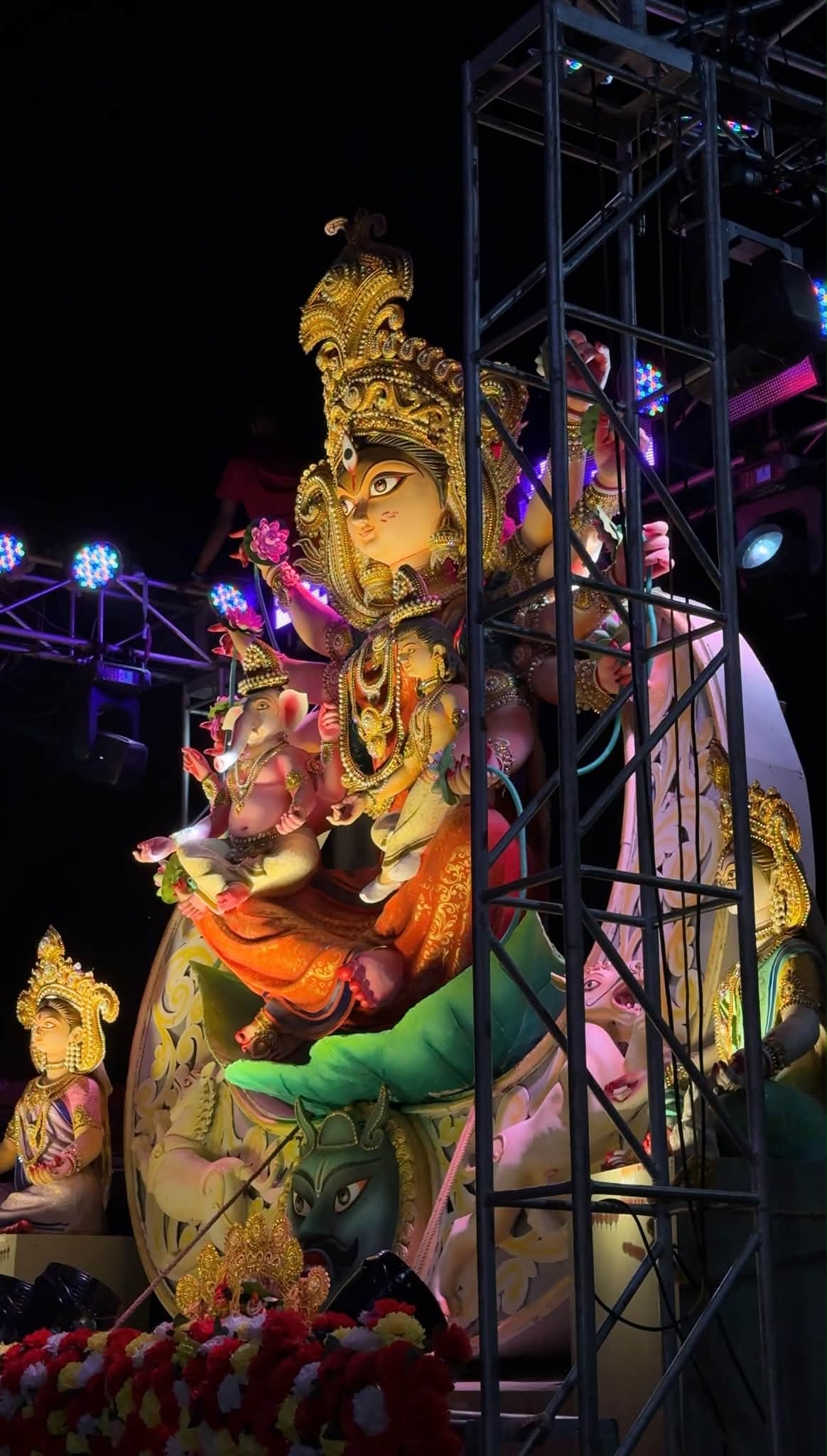 বারুইপুর ভট্টাচার্য পাড়ায় শতাব্দীপ্রাচীন দুর্গাপ্রতিমার ন... - ছবি 4