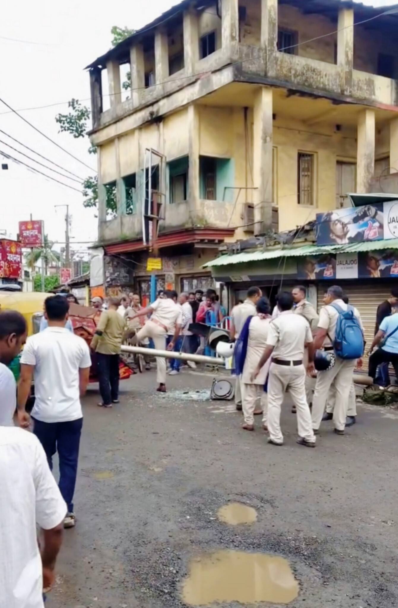 বারুইপুর রেলগেটে হেলে পড়া ইলেকট্রিক পোস্ট ভেঙে পড়ে গুরুতর... - ছবি 3