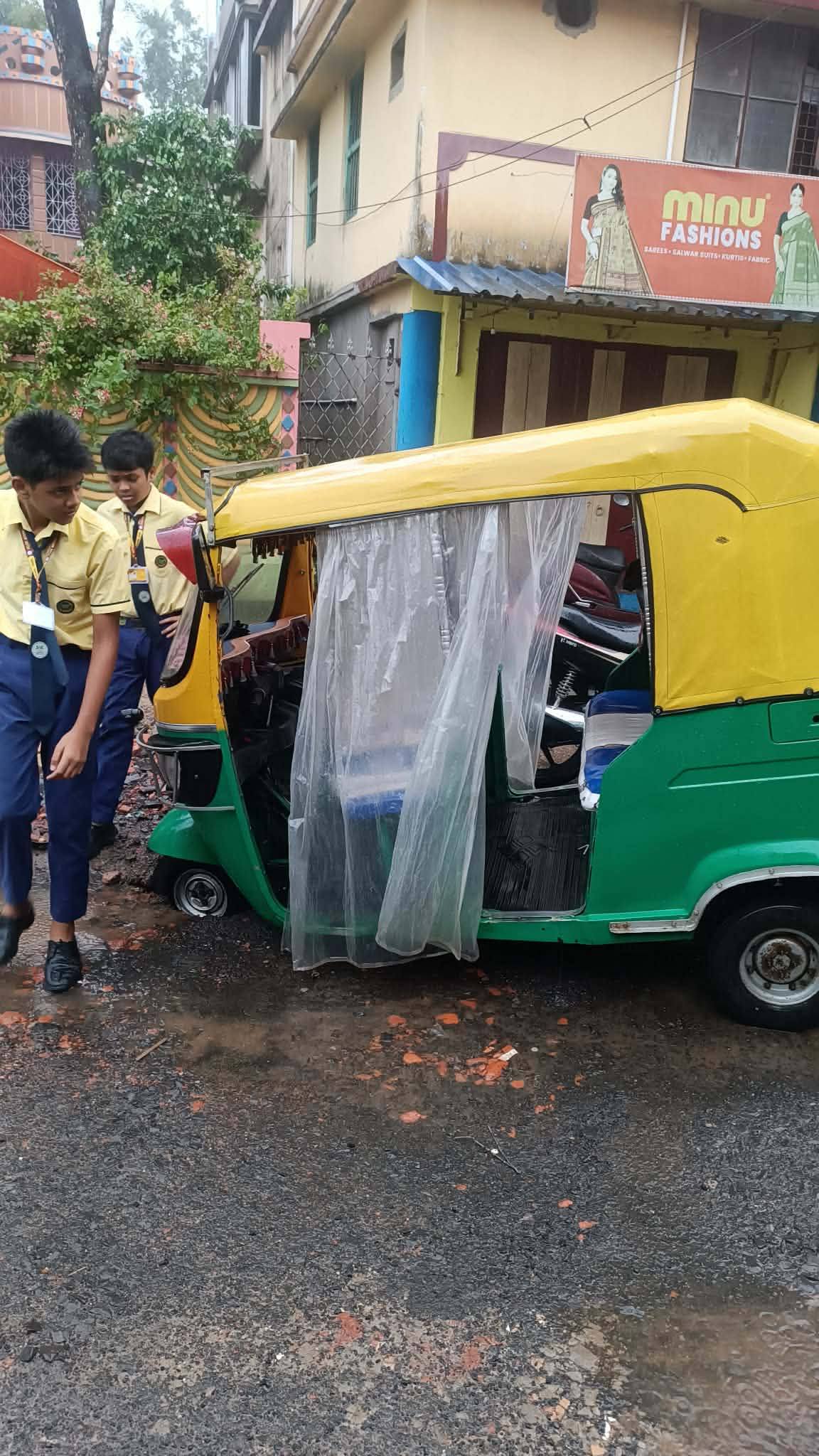 লাগাতার বৃষ্টিতে বেহাল বারুইপুর রাস মাঠের রাস্তা, চরম ভোগ... - ছবি 2
