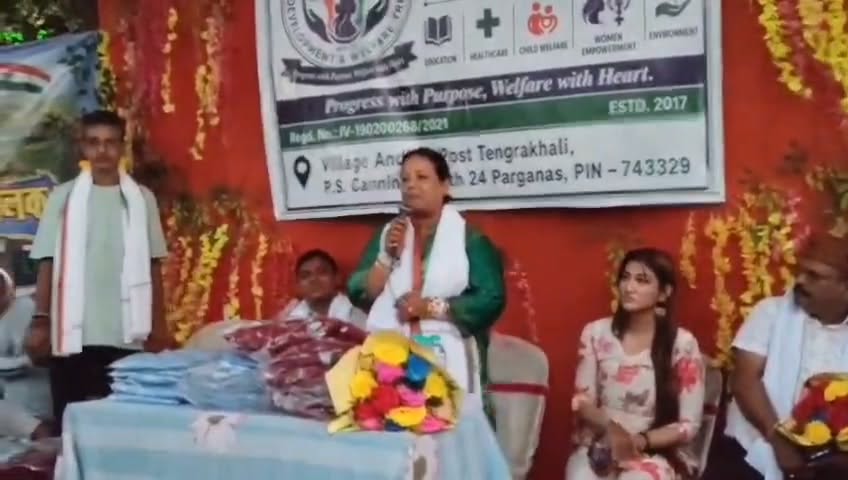 শারদোৎসবে বারুইপুরে দুঃস্থদের মাঝে নতুন বস্ত্র বিতরণ: সাম... - ছবি 2