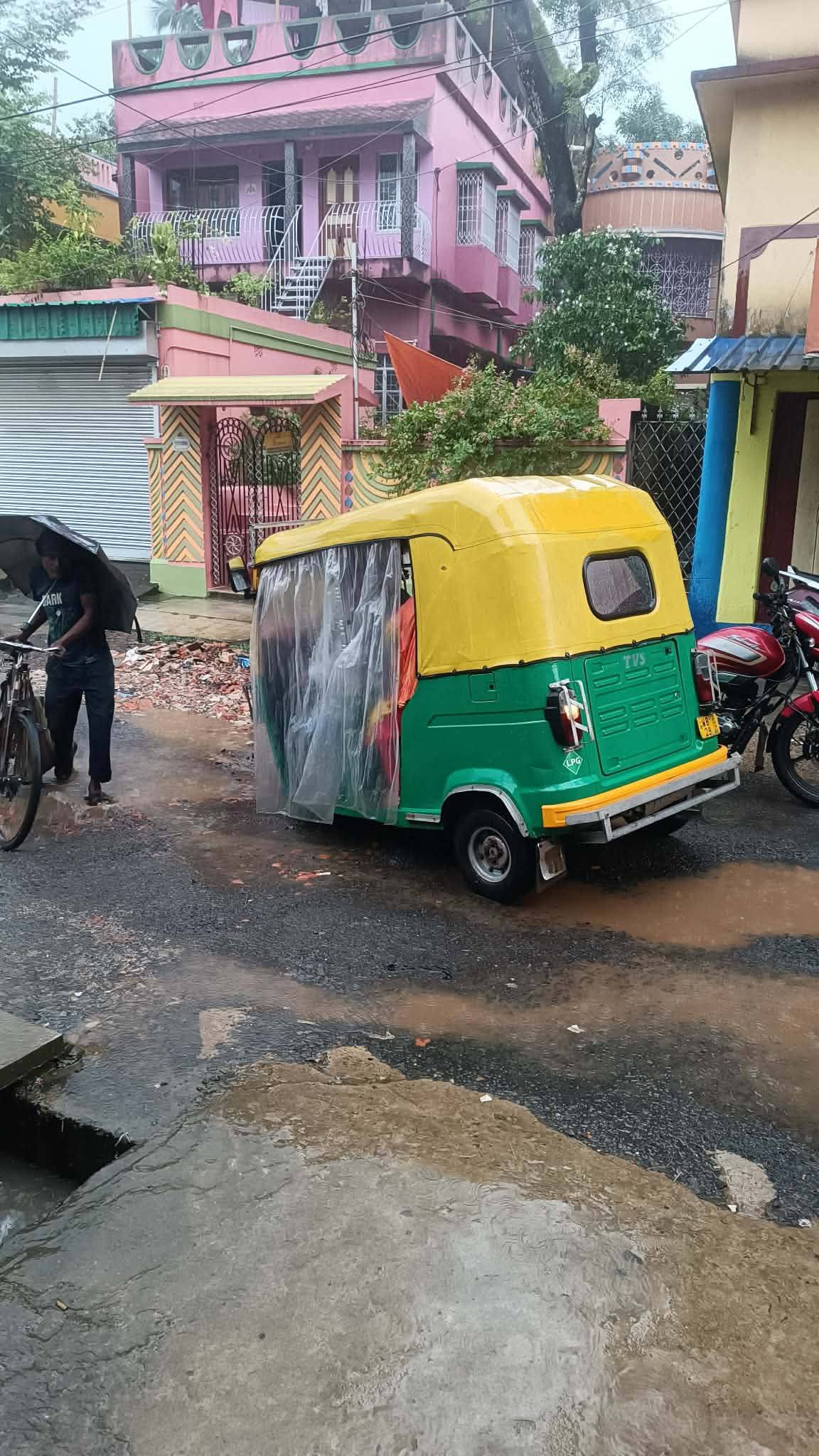 লাগাতার বৃষ্টিতে বেহাল বারুইপুর রাস মাঠের রাস্তা, চরম ভোগ... - ছবি 3