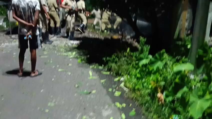 বারুইপুর পূর্বের উত্তরভাগে তৃণমূল কর্মীর বাড়িতে ভয়াবহ ব... - ছবি 9