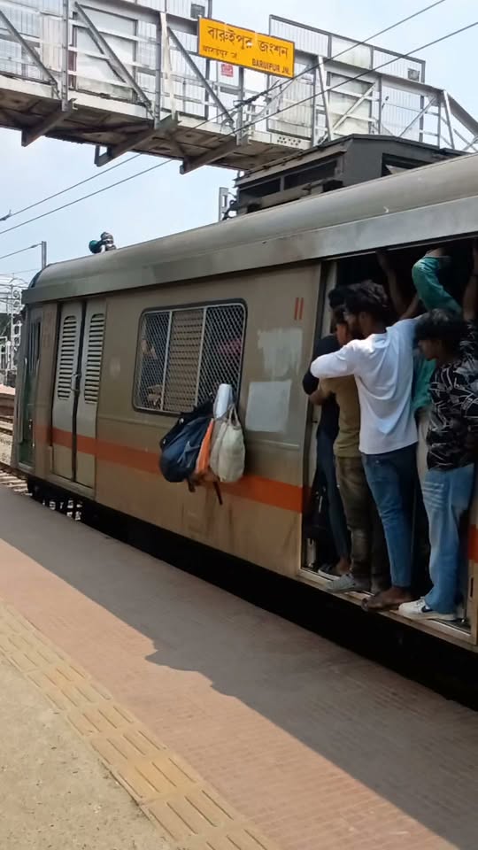 নামখানা লোকালে নিত্যযাত্রীদের দুর্ভোগ চরমে, ঝুঁকি নিয়ে য... - ছবি 2