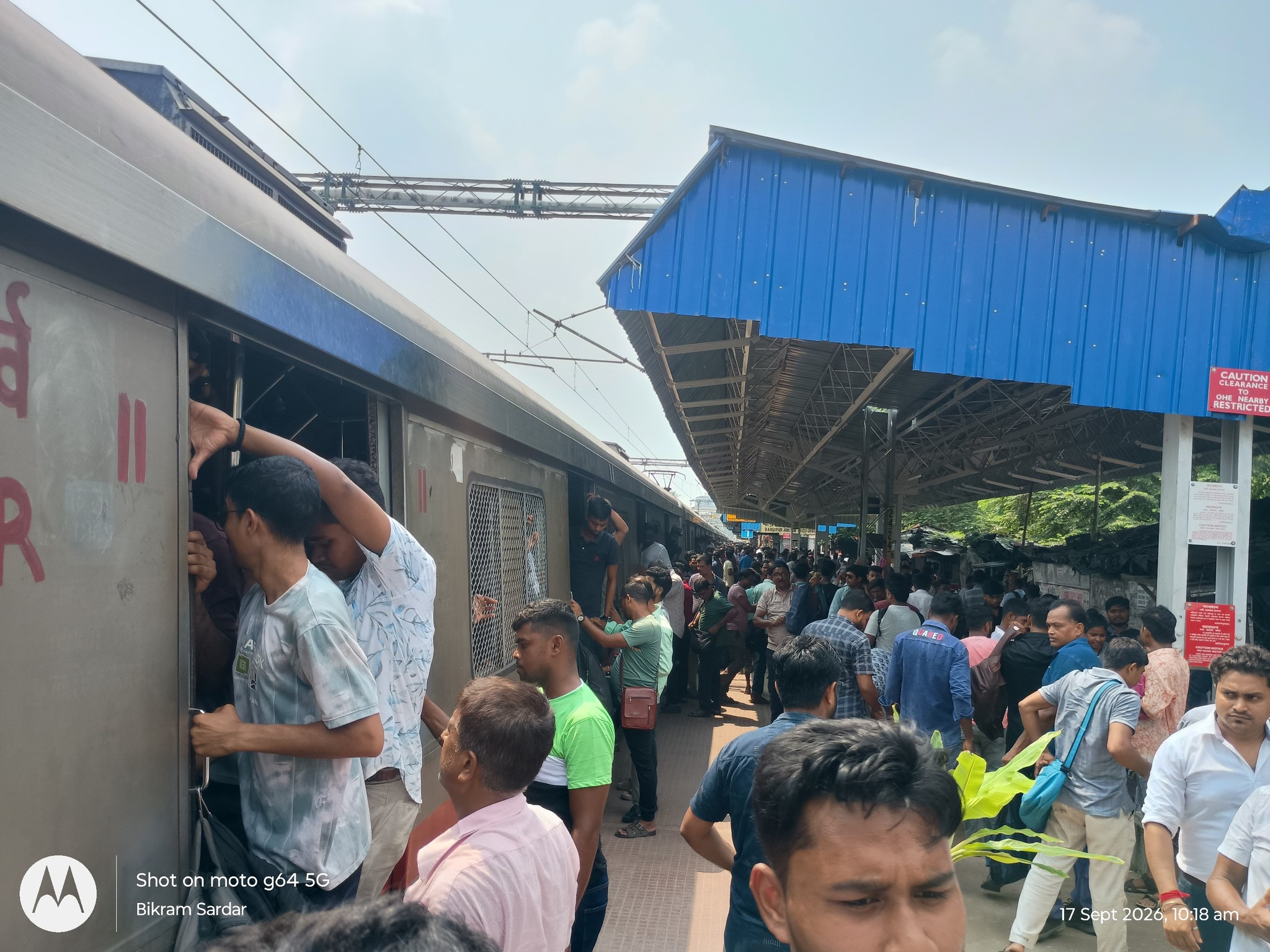 নামখানা লোকালে নিত্যযাত্রীদের দুর্ভোগ চরমে, ঝুঁকি নিয়ে য... - ছবি 4